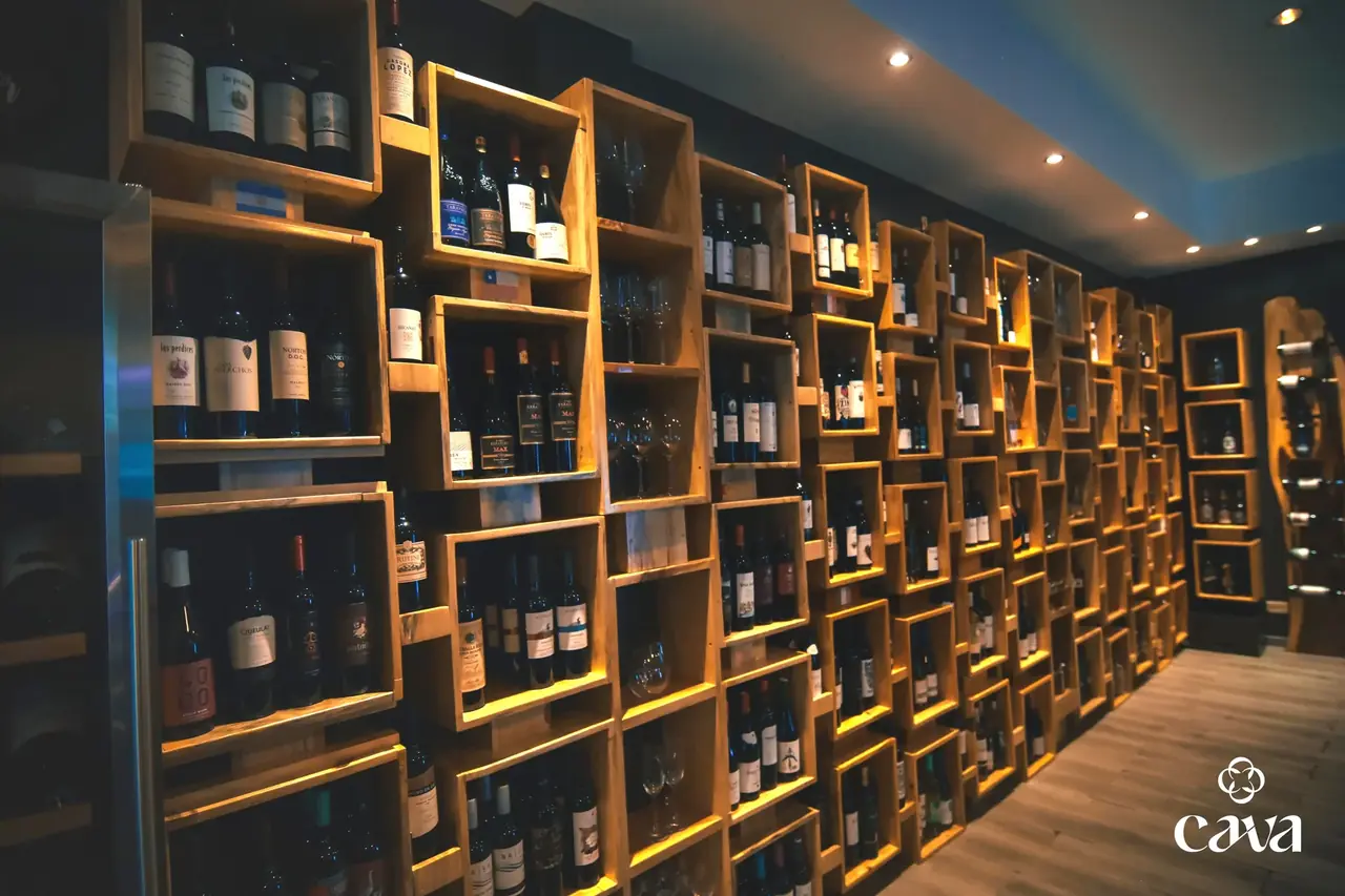 Muro de vinos en CAVA Gourmet Market, Pérez Zeledón