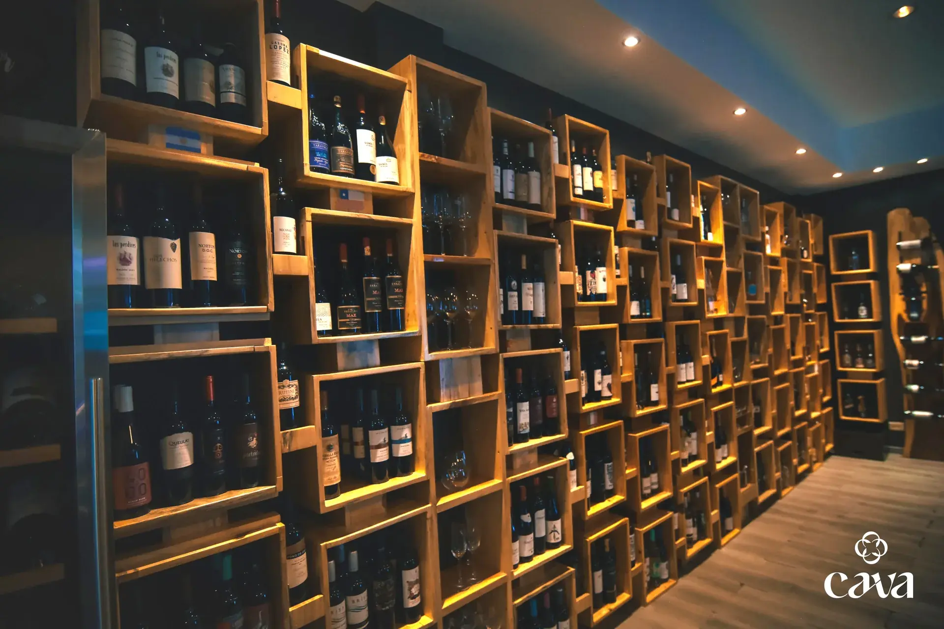Muro de vinos en CAVA Vinoteca en Pérez Zeledón