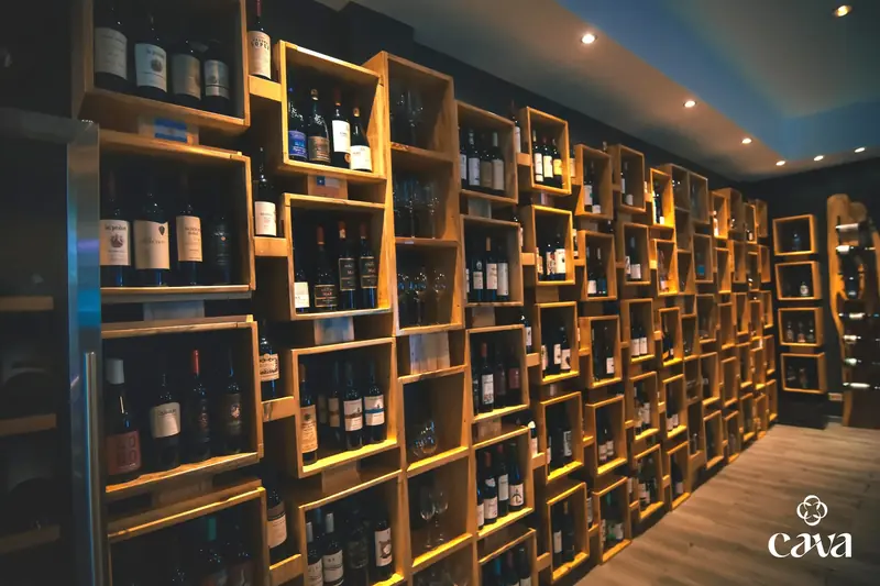Muro de vinos de CAVA Vinoteca, punto de partida del After Office en Pérez Zeledón