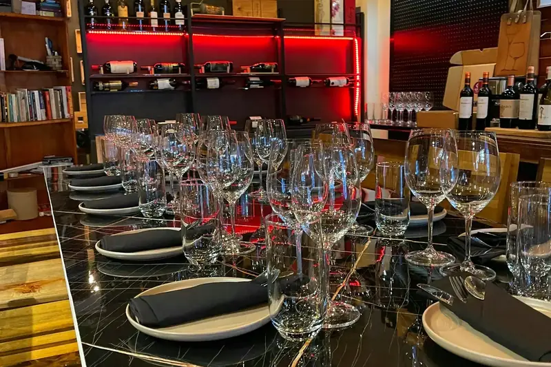 Mesa compartida para el After Office en CAVA Vinoteca, Pérez Zeledón