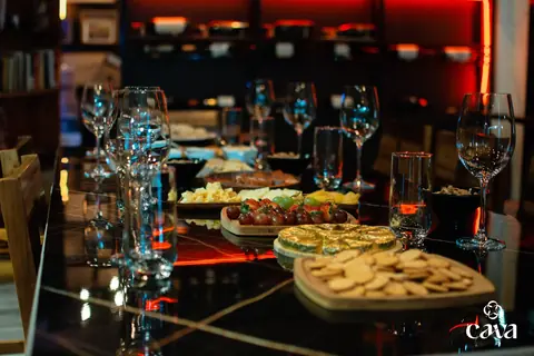 Mesa con tabla de acompañamientos y vino en CAVA Vinoteca, Pérez Zeledón, Costa Rica