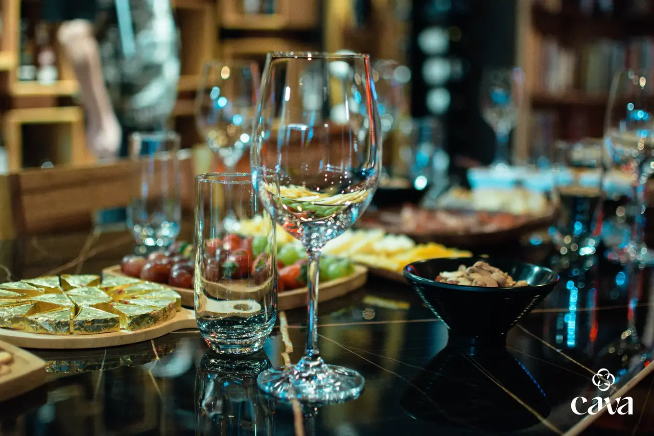 Detalle artesanal de vino en CAVA Gourmet Market, Pérez Zeledón