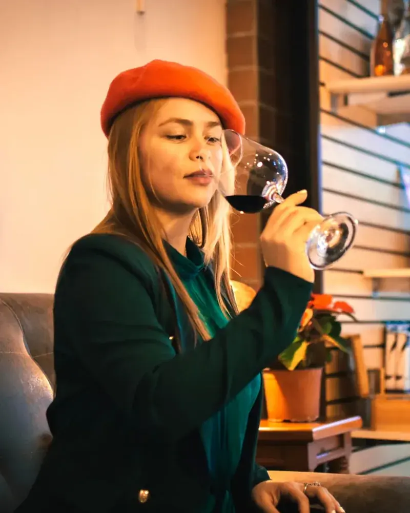 Nazareth Padilla Montero, anfitriona y comunicadora del vino en CAVA Vinoteca, Pérez Zeledón