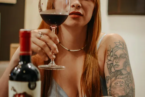 Nazareth Padilla Montero sostiene una copa de vino durante una experiencia de hospitalidad y cultura del vino en CAVA Gourmet Market, Pérez Zeledón, Costa Rica
