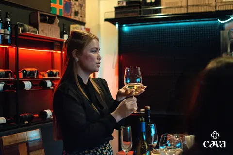 Nazareth Padilla Montero observa una copa de vino durante una cata en CAVA Vinoteca