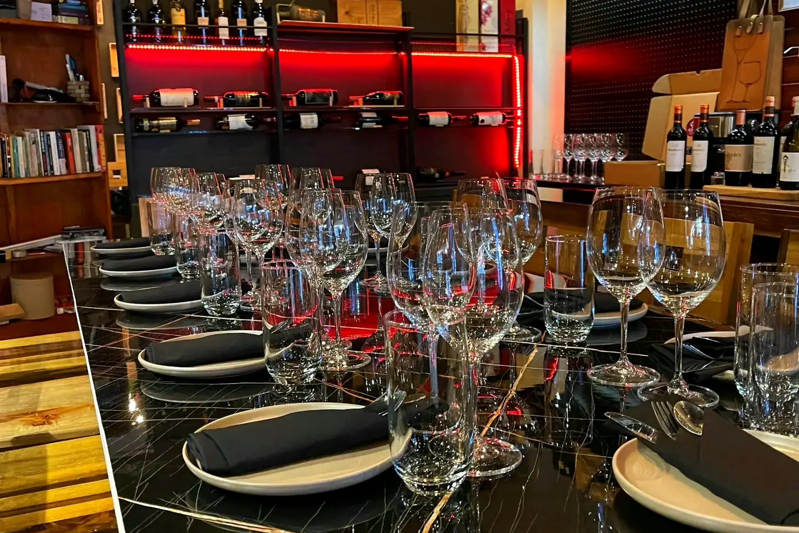 Mesa compartida y cata privada en CAVA Vinoteca