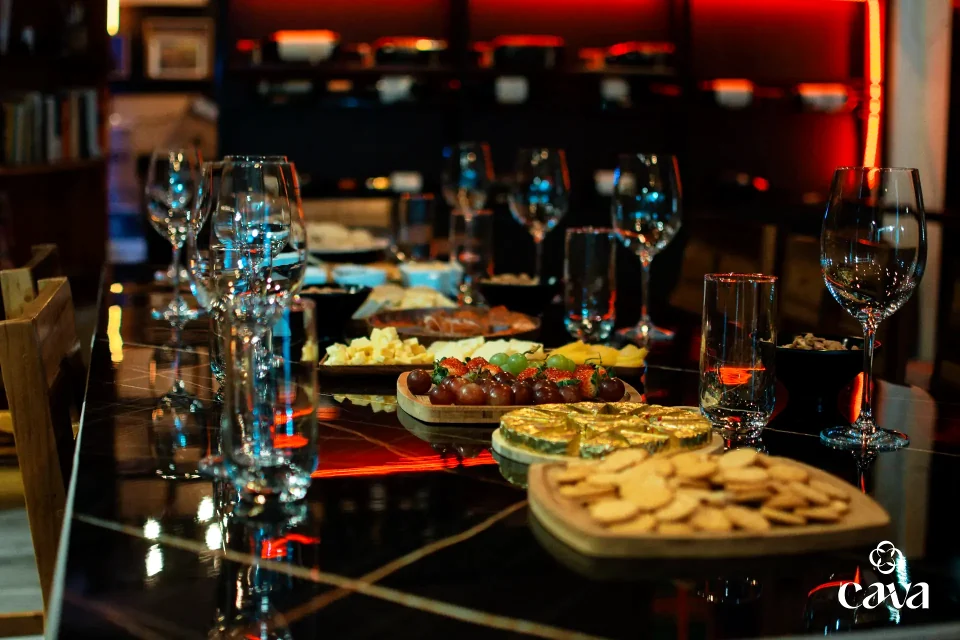 Acompañamientos y charcutería de la casa en CAVA Vinoteca
