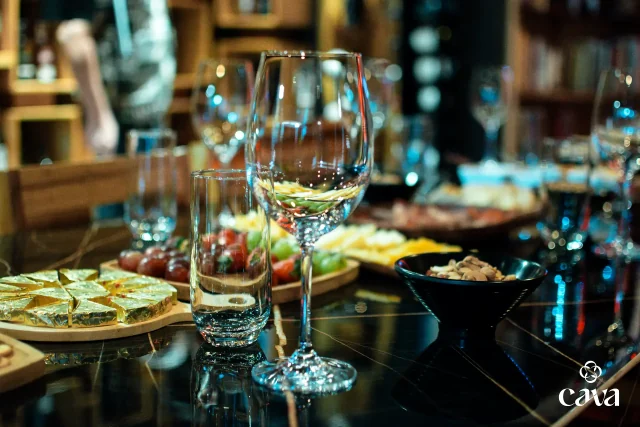 Detalle de selección de vino artesanal en CAVA Vinoteca