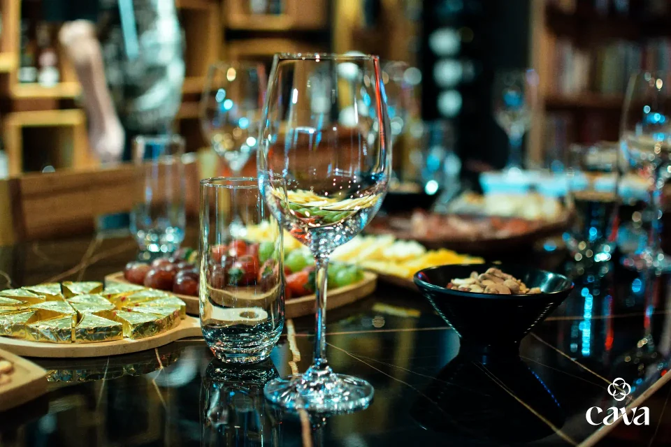Detalle de selección de vino artesanal en CAVA Vinoteca